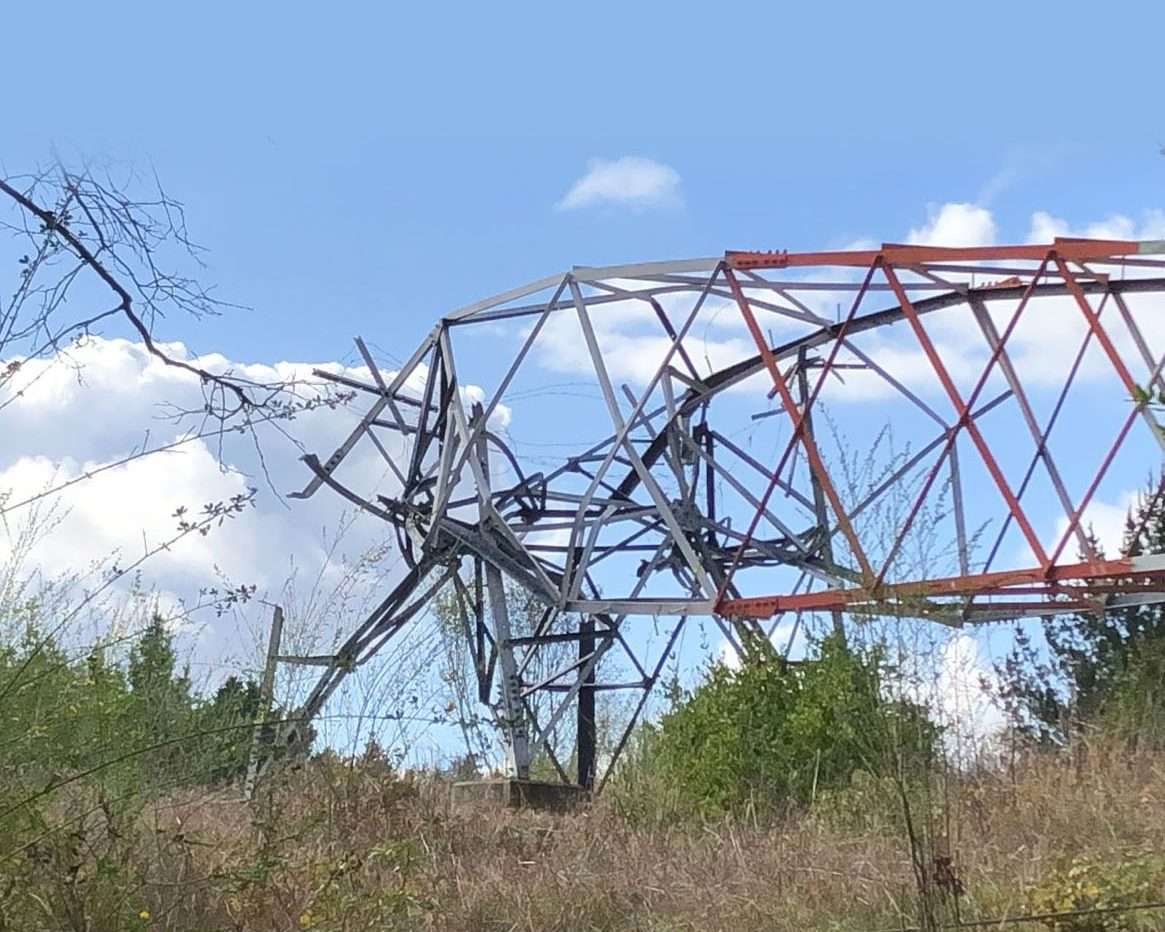 Mineros ilegales dinamitan otra torre de alta tensión.