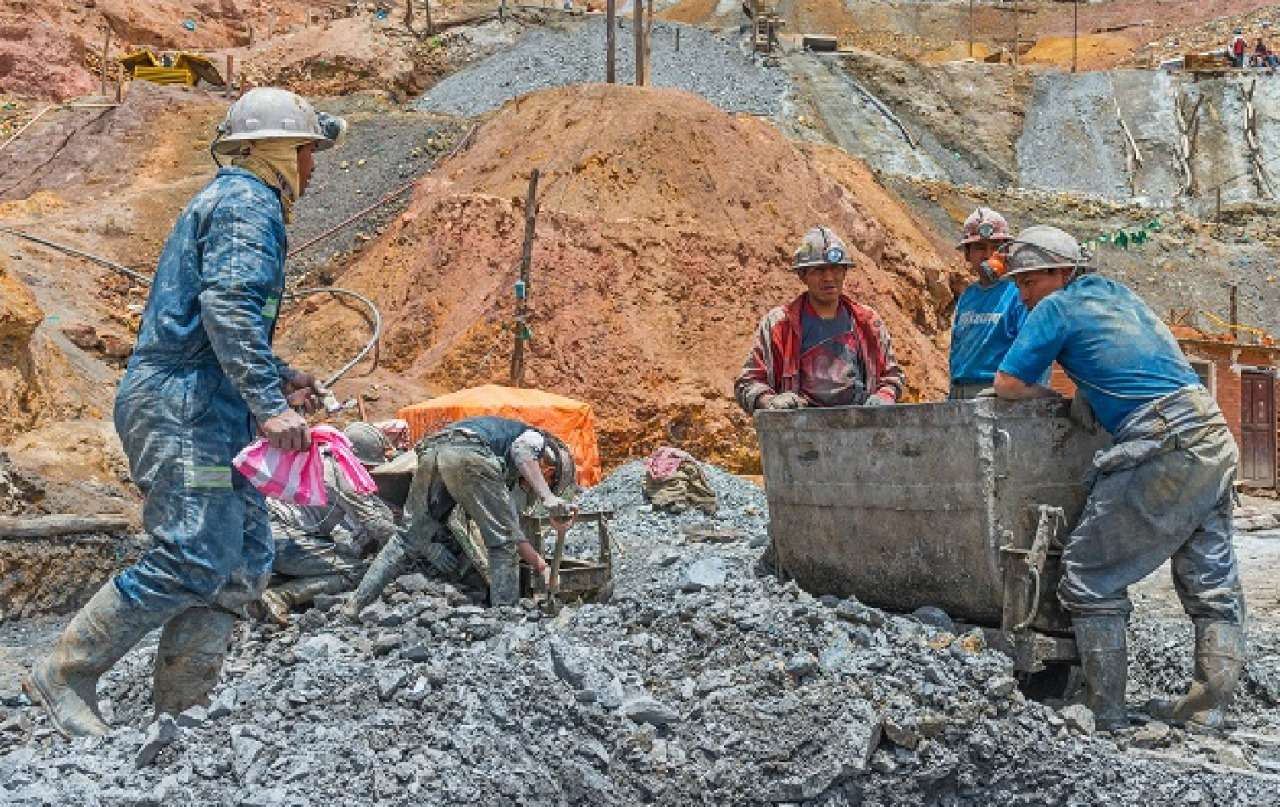 SUNAT incauta más de 5,000 toneladas de minerales y productos químicos de minería ilegal